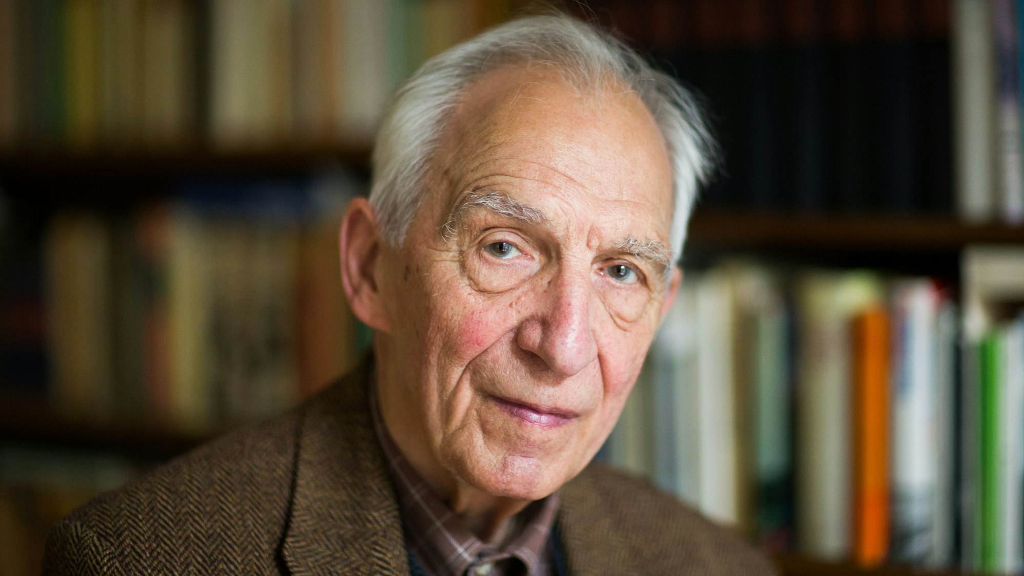 ARCHIV - 06.10.2015, Nordrhein-Westfalen, Köln: Der Schriftsteller Dieter Wellershoff in seiner Wohnung. Er starb im Alter von 92 Jahren in Köln. Foto: Rolf Vennenbernd/dpa +++ dpa-Bildfunk +++