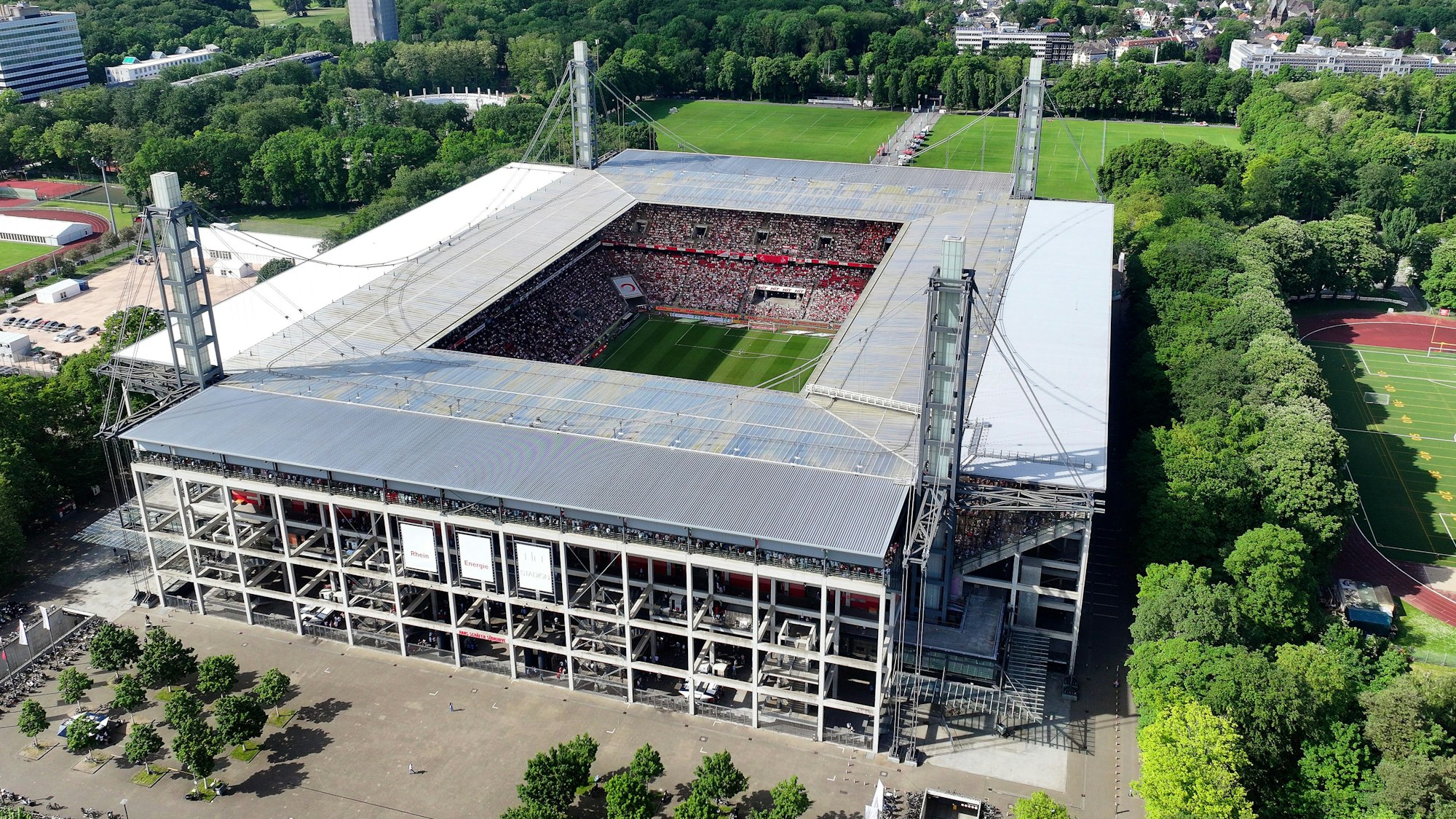 Das Rhein-Energie-Stadion von oben.