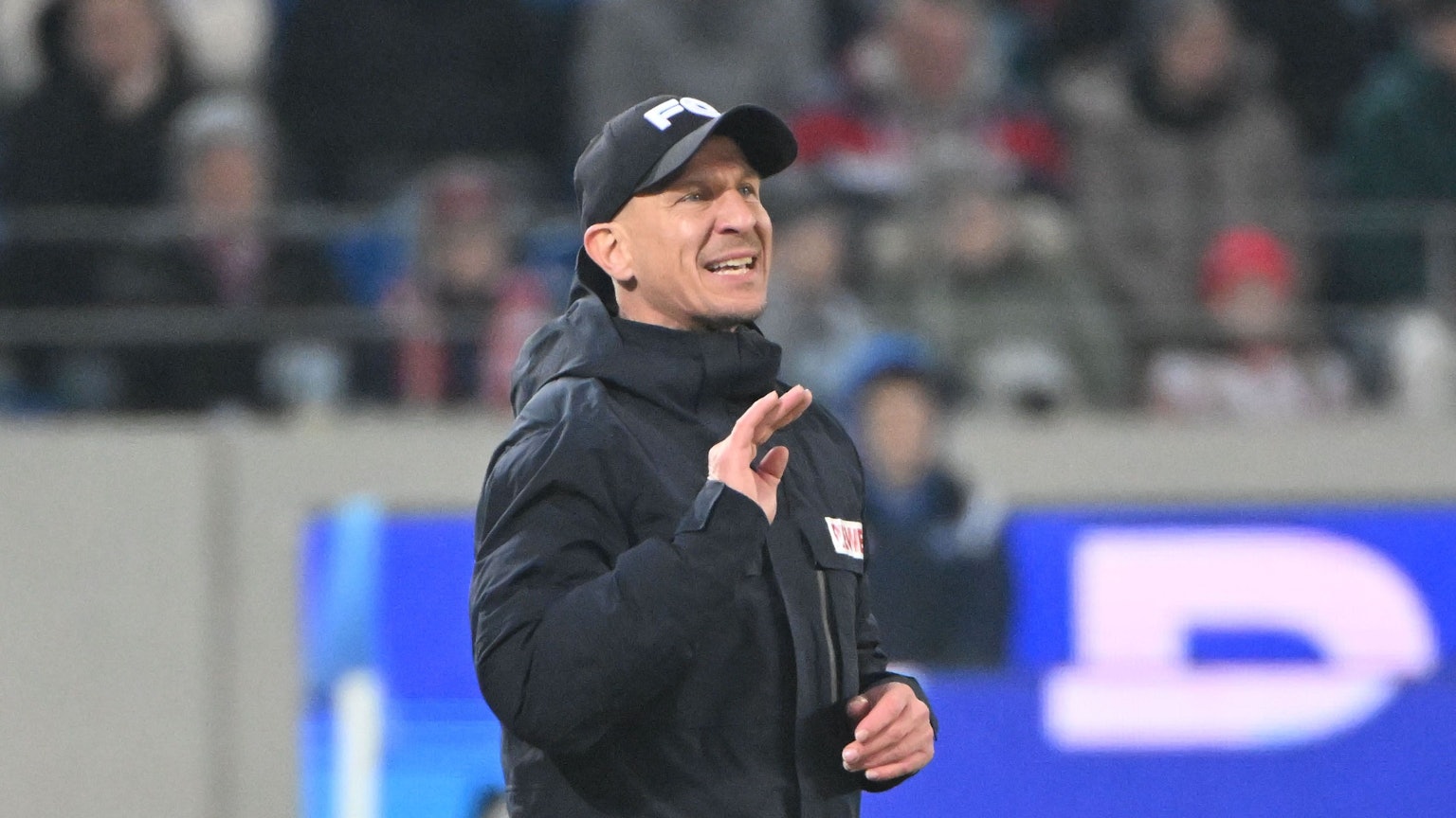 Der Kölner Trainer Gerhard Struber gibt Anweisungen.