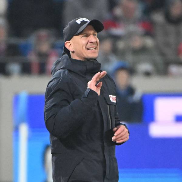 Der Kölner Trainer Gerhard Struber gibt Anweisungen.