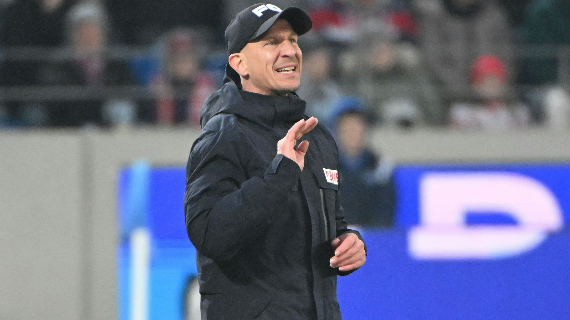 Der Kölner Trainer Gerhard Struber gibt Anweisungen.