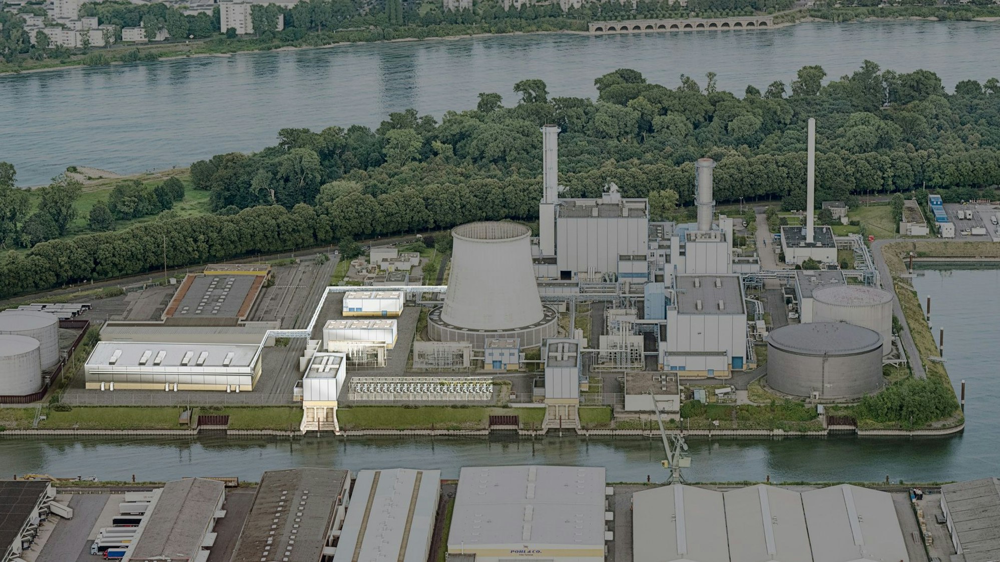 Auf dem Gelände der Rheinenergie in Niehl entsteht ab 2026 Europas größte Flusswasser-Wärmepumpe (hell markierte Gebäude).