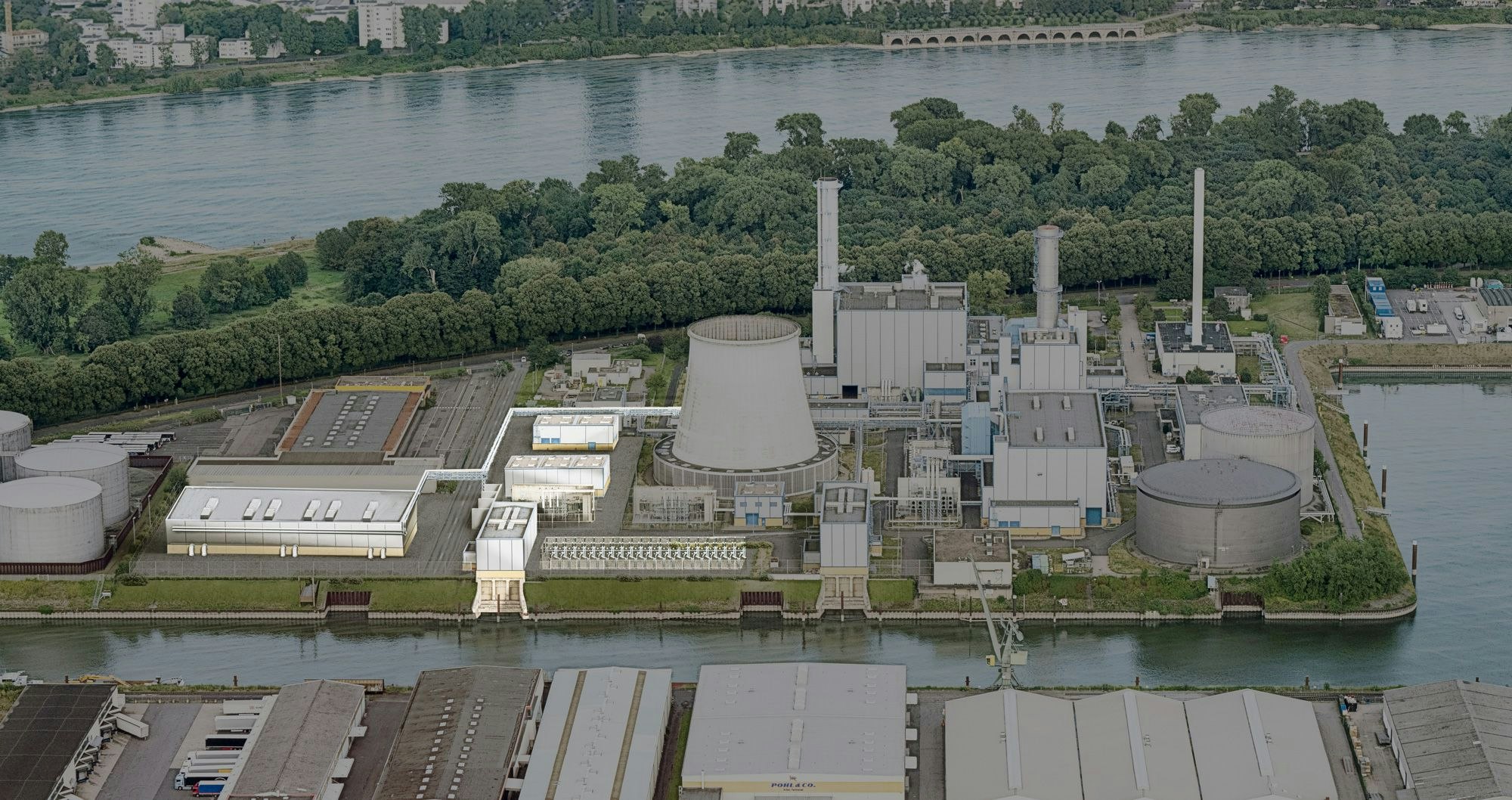 Auf dem Gelände der Rheinenergie in Niehl entsteht ab 2026 Europas größte Flusswasser-Wärmepumpe (in der Visualisierung hell markierte Gebäude).