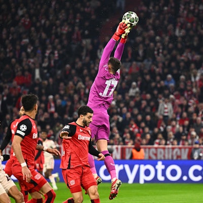 Leverkusens Torwart Matej Kovar bekommt vor dem zweiten Gegentor den Ball nicht richtig zu fassen.