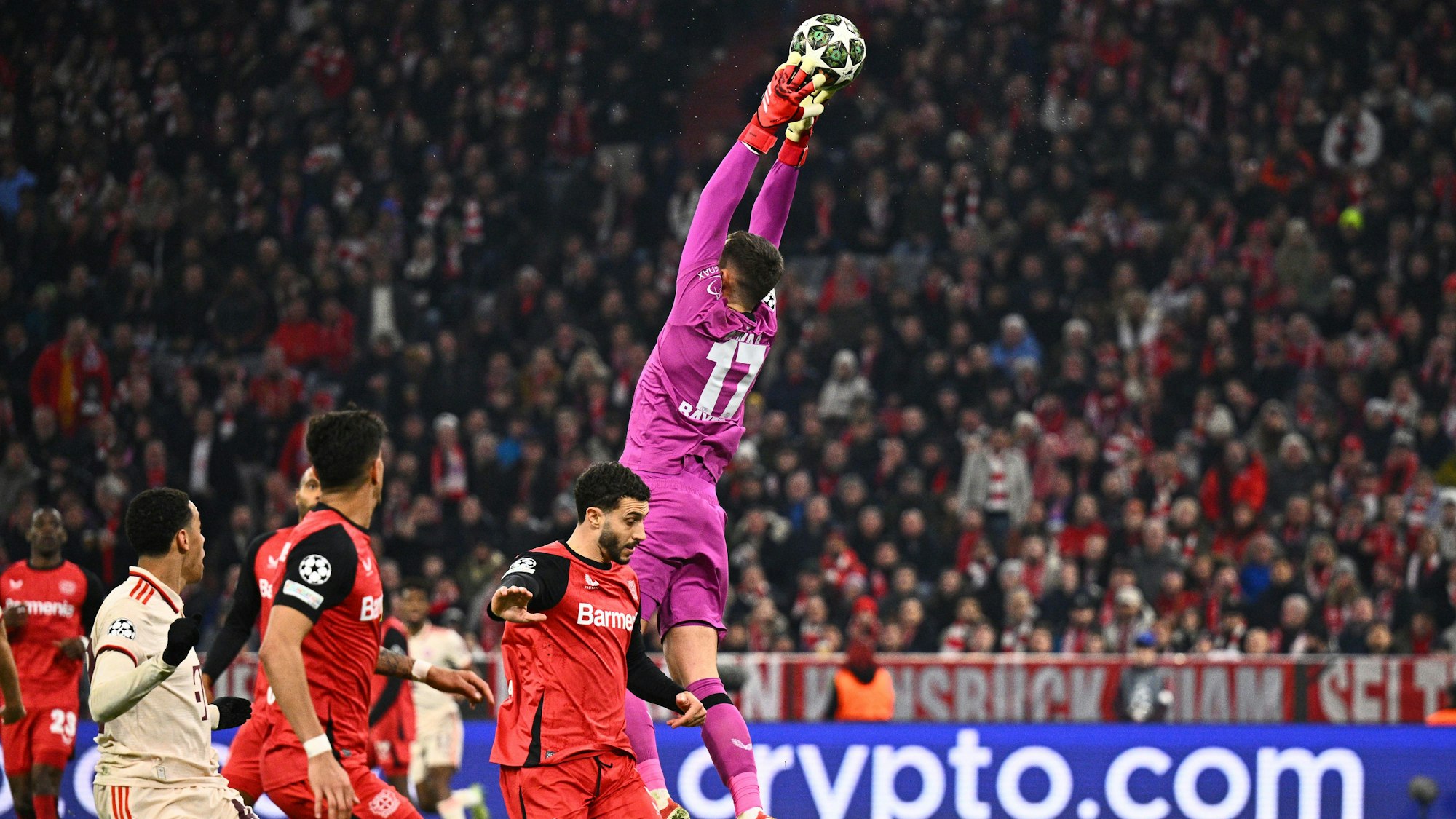 Leverkusens Torwart Matej Kovar bekommt vor dem zweiten Gegentor den Ball nicht richtig zu fassen.