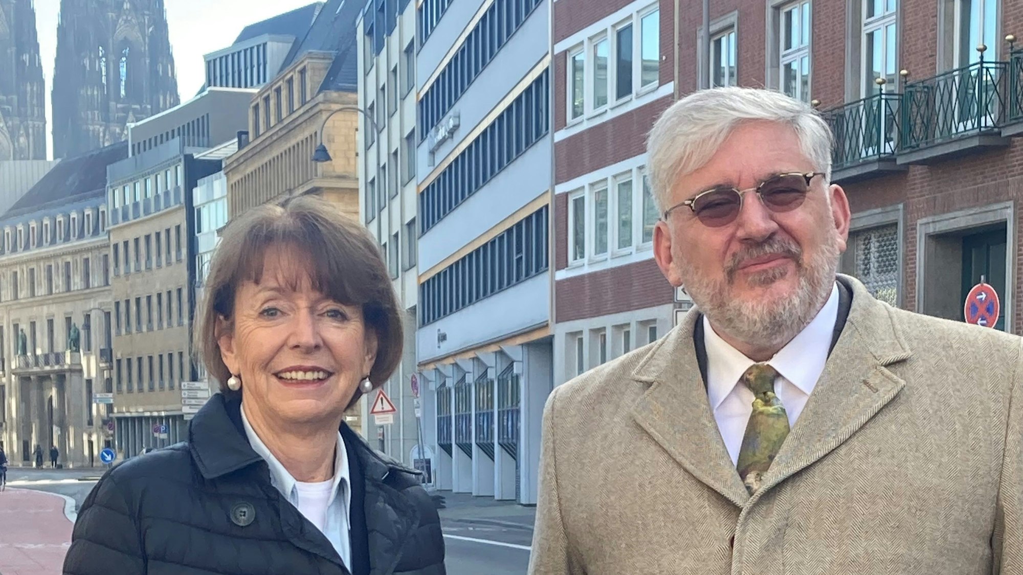 80 Jahre Kriegsende in Köln: OB Henriette Reker und der stellvertretende US- Generalkonsul Chapman Godbey auf der Gereonstraße.