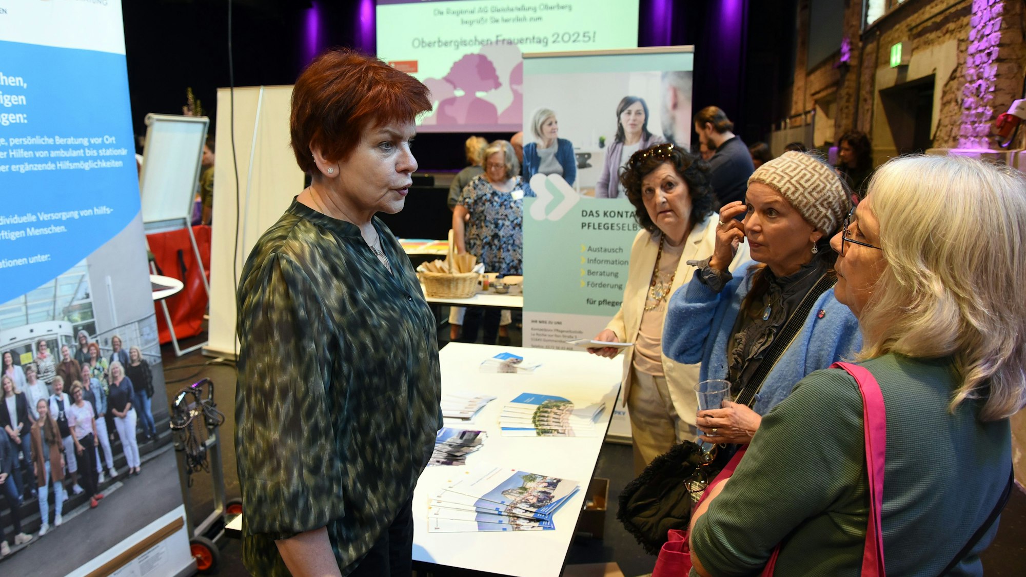 Szene an einem Beratungsstand