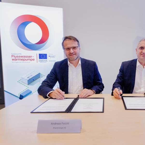 Die Vorstandschefs Andreas Feicht (Rheinenergie, l.) und Uwe Lauber (MAN Energy Solutions) unterzeichnen den Liefervertrag über eine Großwärmepumpe mit 150 Megawatt Leistung.