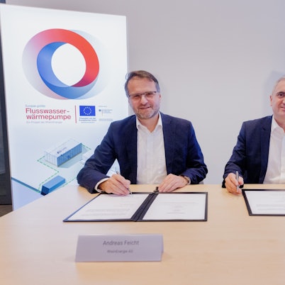 Die Vorstandschefs Andreas Feicht (Rheinenergie, l.) und Uwe Lauber (MAN Energy Solutions) unterzeichnen den Liefervertrag über eine Großwärmepumpe mit 150 Megawatt Leistung.