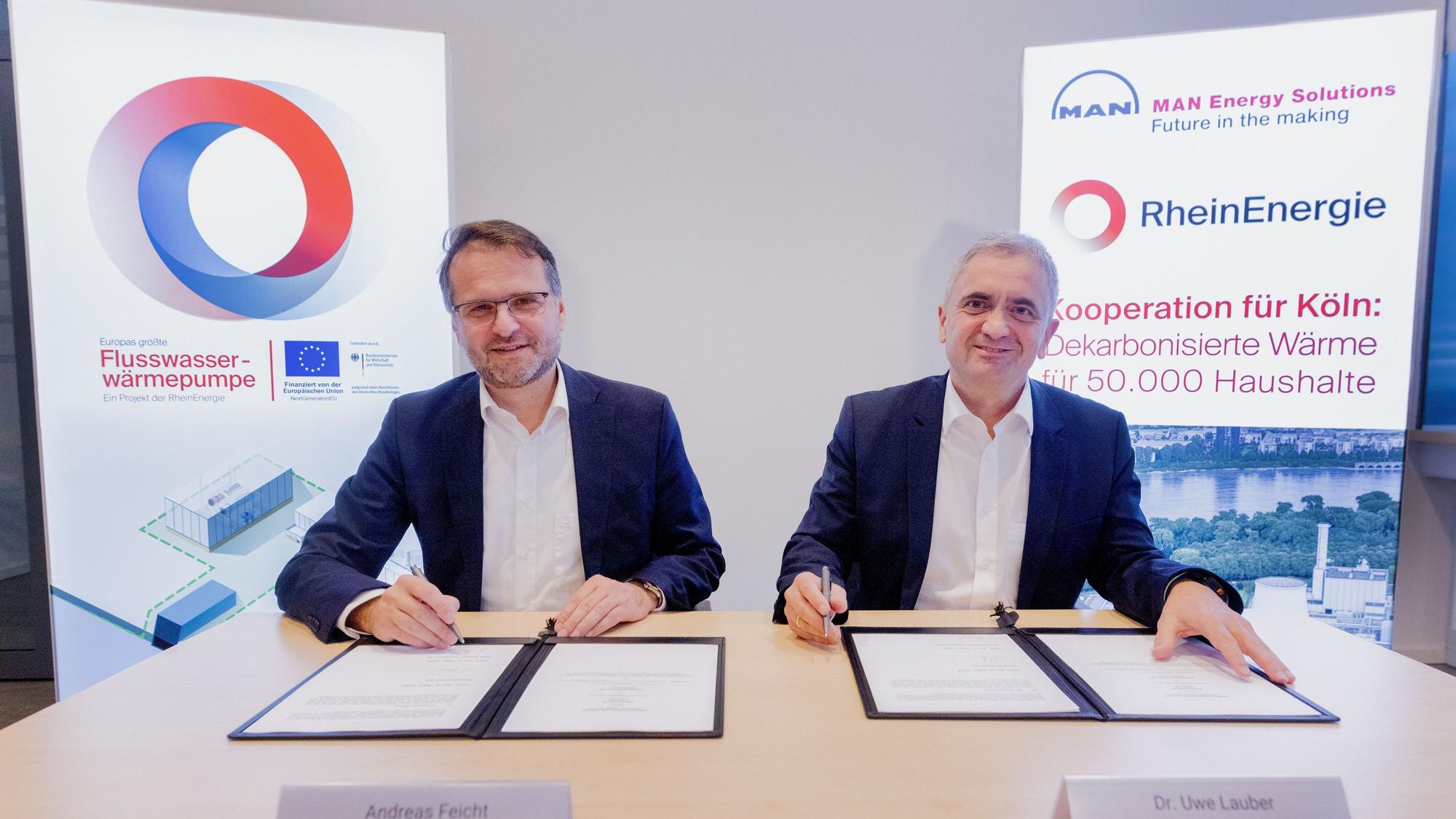 Die Vorstandschefs Andreas Feicht (Rheinenergie, l.) und Uwe Lauber (MAN Energy Solutions) unterzeichnen den Liefervertrag über eine Großwärmepumpe mit 150 Megawatt Leistung.