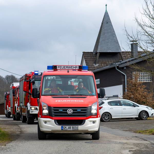 Der Löschzug Thierseifen, eine Einheit der Freiwilligen Feuerwehr in Waldbröl, hat sein neues Feuerwehrgerätehaus in Hermesdorf bezogen und sich mit einer Ehrenrunde von Thierseifen und dem Nachbarort Bröl verabschiedet.