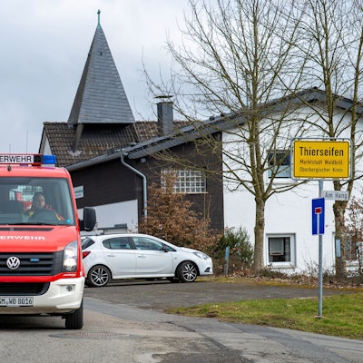 Der Löschzug Thierseifen, eine Einheit der Freiwilligen Feuerwehr in Waldbröl, hat sein neues Feuerwehrgerätehaus in Hermesdorf bezogen und sich mit einer Ehrenrunde von Thierseifen und dem Nachbarort Bröl verabschiedet.