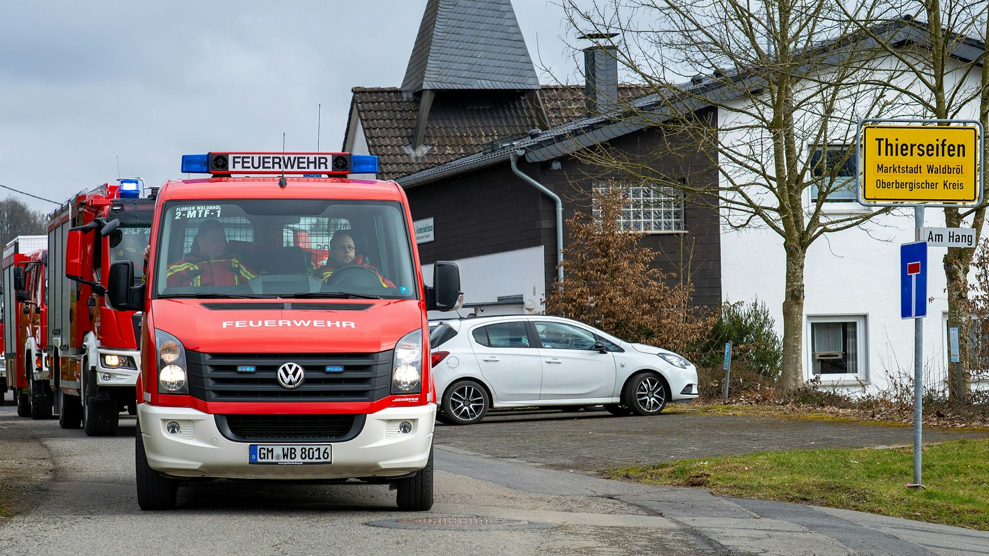 Der Löschzug Thierseifen, eine Einheit der Freiwilligen Feuerwehr in Waldbröl, hat sein neues Feuerwehrgerätehaus in Hermesdorf bezogen und sich mit einer Ehrenrunde von Thierseifen und dem Nachbarort Bröl verabschiedet.