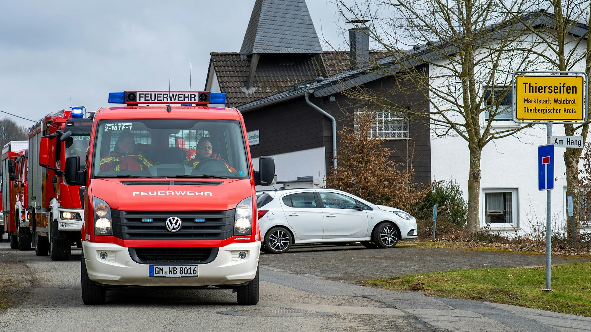 Der Löschzug Thierseifen, eine Einheit der Freiwilligen Feuerwehr in Waldbröl, hat sein neues Feuerwehrgerätehaus in Hermesdorf bezogen und sich mit einer Ehrenrunde von Thierseifen und dem Nachbarort Bröl verabschiedet.