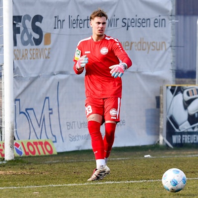 Lukas van Ingen beim Abschlag vom Tor.