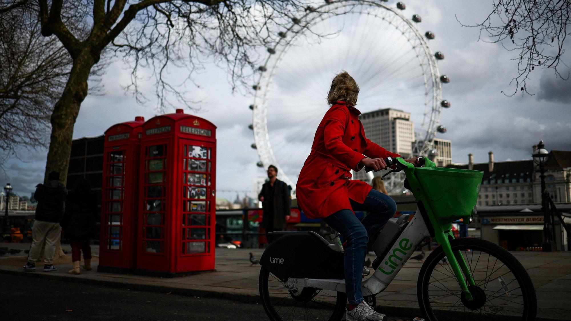 Das berühmte Riesenrad London Eye zieht seit 25 Jahren Touristen und Einheimische an.