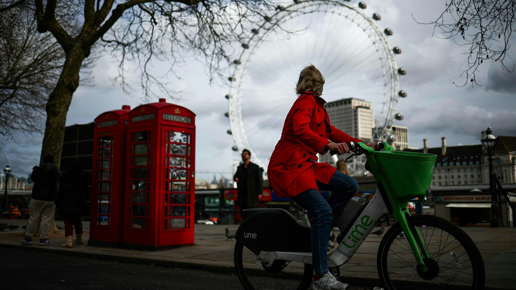 Das berühmte Riesenrad London Eye zieht seit 25 Jahren Touristen und Einheimische an.