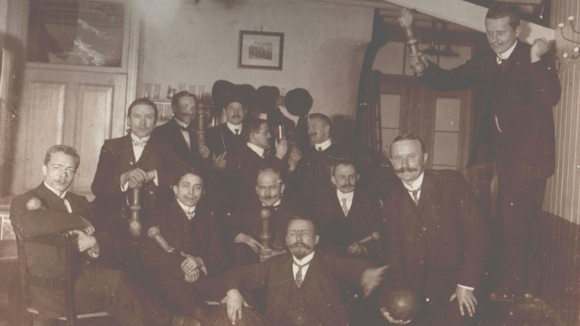 Stattliche Herren präsentieren sich auf einem alten Foto.