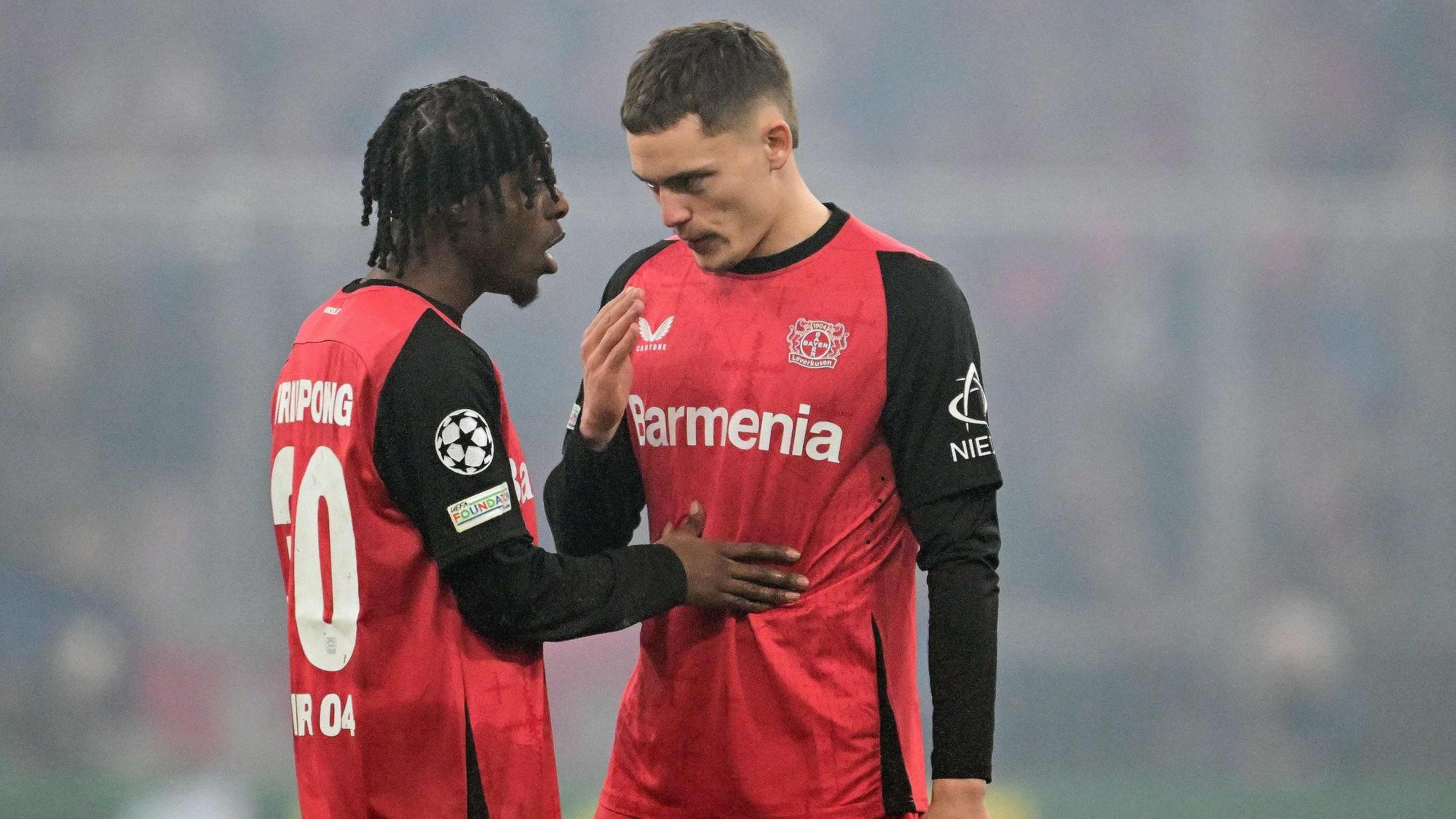 Diskussionsbedarf hatten Jeremie Frimpong (L) und Florian Wirtz während und nach dem Spiel von Bayer Leverkusen beim FC Bayern.