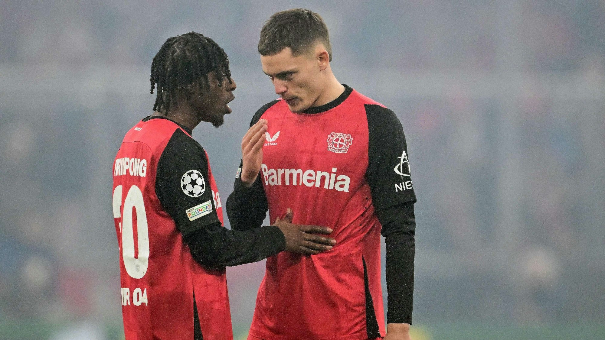 Diskussionsbedarf hatten Jeremie Frimpong (L) und Florian Wirtz während und nach dem Spiel von Bayer Leverkusen beim FC Bayern.