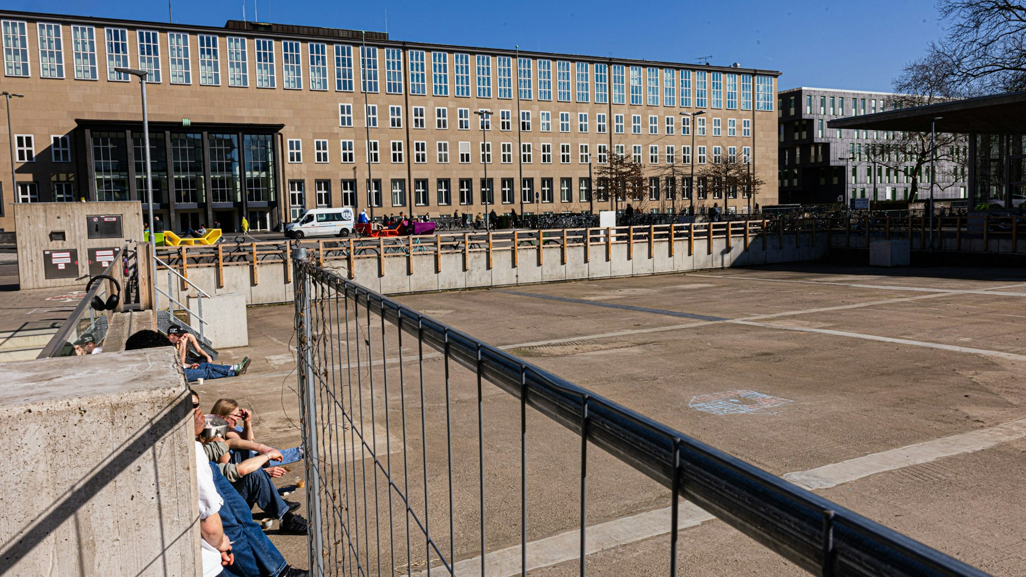Nicht einladend ist der Albertus-Magnus-Platz derzeit.