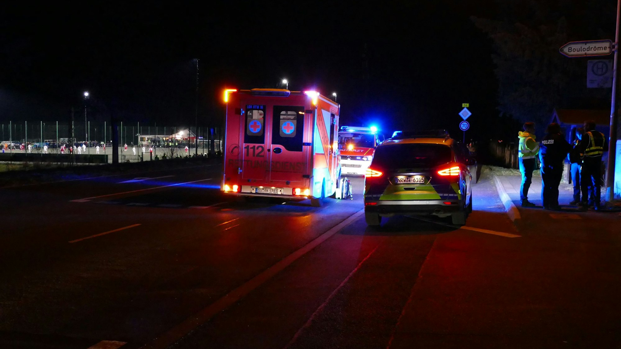 Ein Mann wurde von einem Auto erfasst und leicht verletzt.