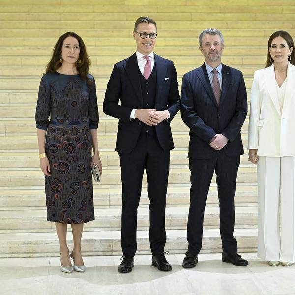 König Frederik X. von Dänemark (2.v.r.) und seine Frau Königin Mary (r.) posieren für ein Foto mit dem finnischen Präsidenten Alexander Stubb (2.v.l.) und seiner Frau Suzanne Innes-Stubb (l.) während eines Empfangs in der Finlandia-Halle in Helsinki.