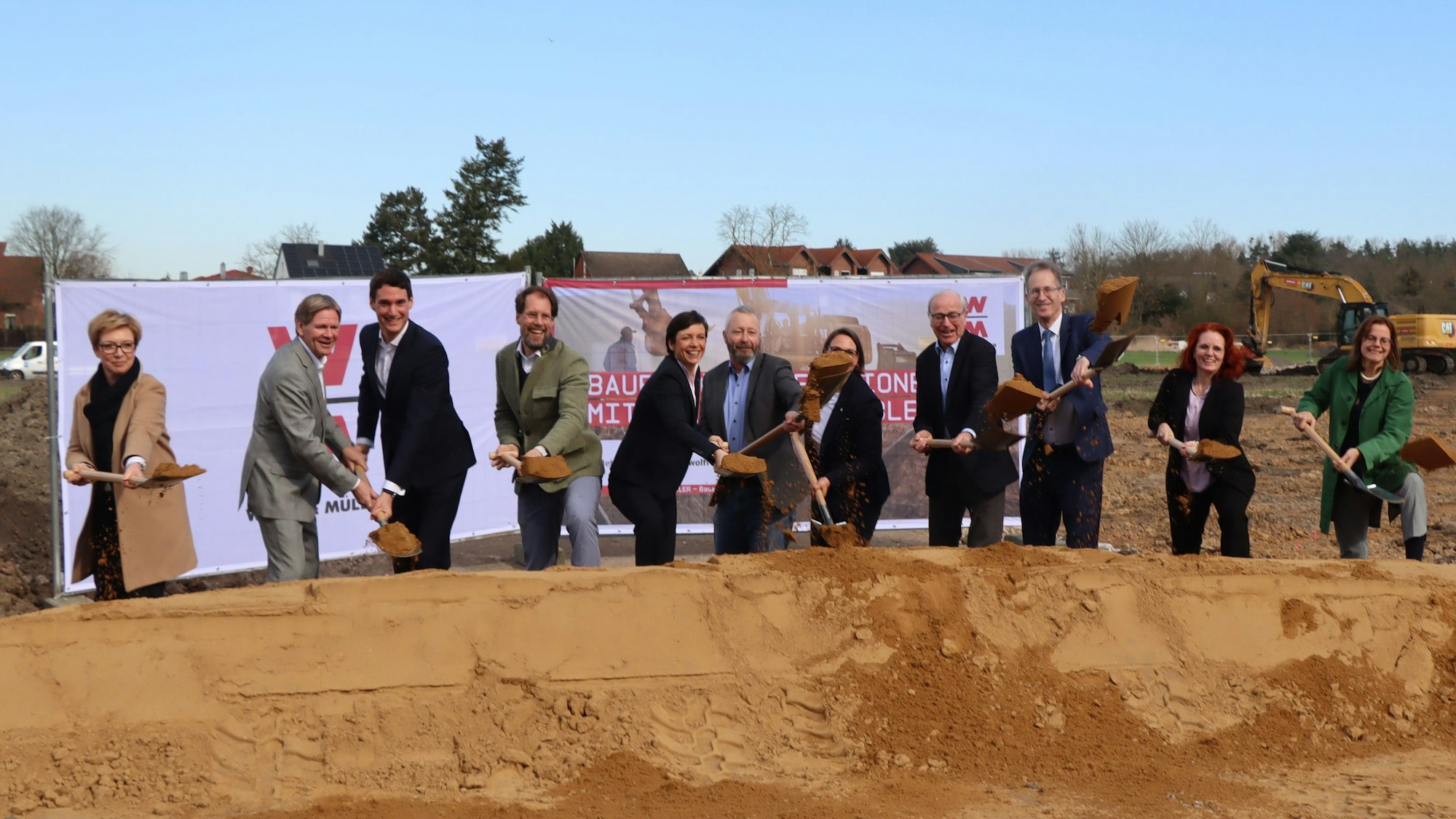 Das Bild zeigt mehrere Personen beim ersten Spatenstich.