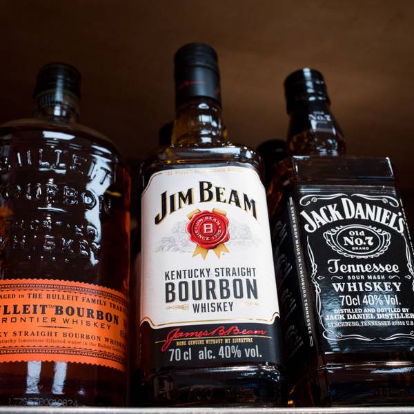 14.03.2018, Hamburg: Verschiedene Flaschen von Whiskey-Marken aus den USA stehen im Regal eines Supermarktes.
EU-Kommissionspräsident Juncker hat angesichts der angekündigten US-Zölle mit Gegenmaßnahmen gedroht. Die Kommission prüft etwa Importabgaben auf US-Waren wie Whiskey, Motorräder und Erdnussbutter. Foto: Christian Charisius/dpa +++ dpa-Bildfunk +++