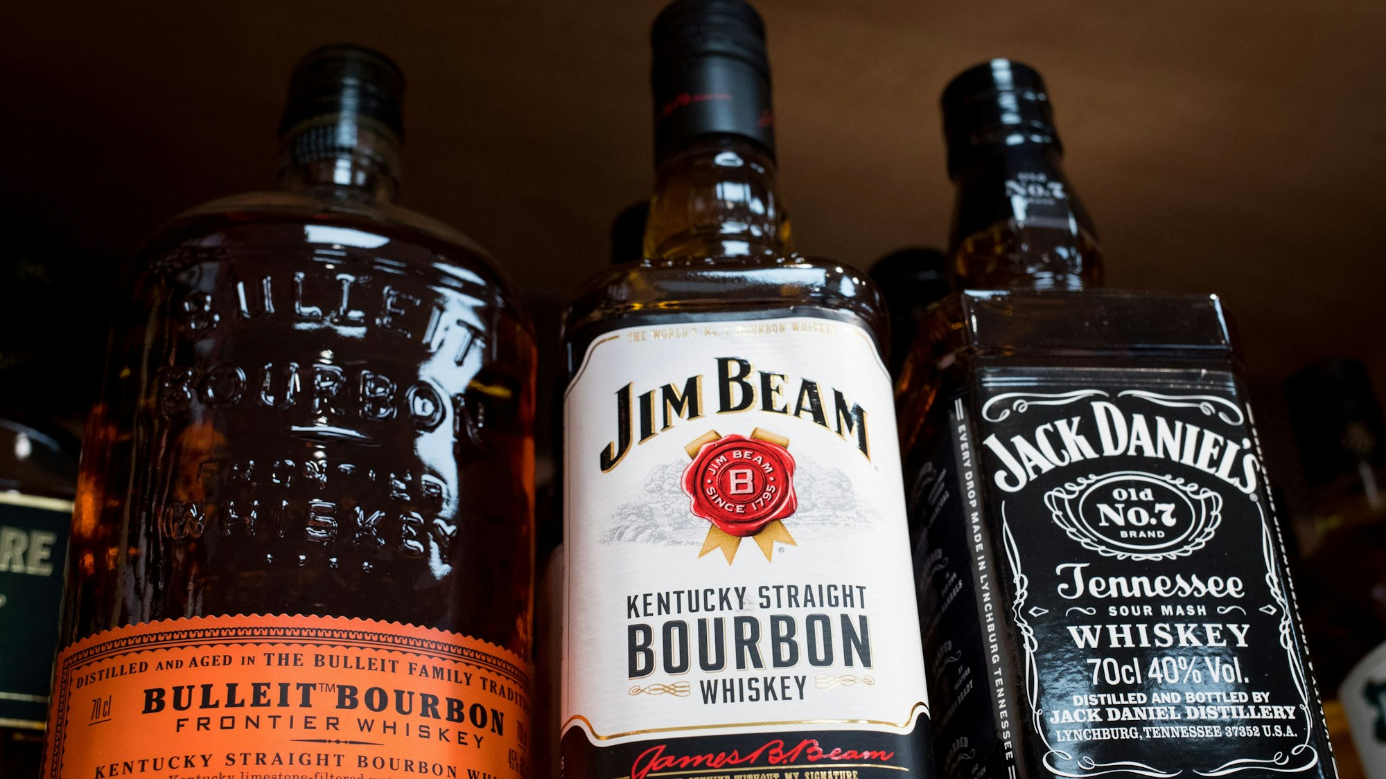 14.03.2018, Hamburg: Verschiedene Flaschen von Whiskey-Marken aus den USA stehen im Regal eines Supermarktes.
EU-Kommissionspräsident Juncker hat angesichts der angekündigten US-Zölle mit Gegenmaßnahmen gedroht. Die Kommission prüft etwa Importabgaben auf US-Waren wie Whiskey, Motorräder und Erdnussbutter. Foto: Christian Charisius/dpa +++ dpa-Bildfunk +++