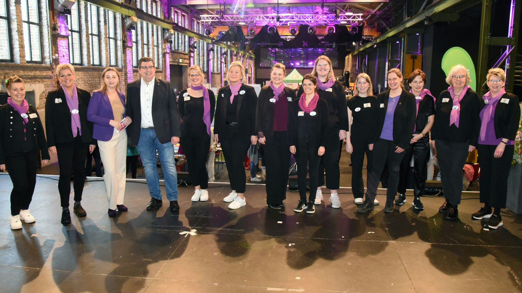 Gruppenfoto der 13 oberbergischen Gleichstellungsbeauftragten mit dem Gummersbacher Bürgermeister