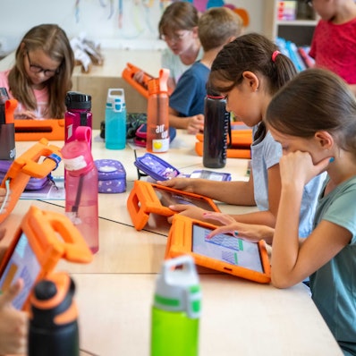 In der Grundschule Dahlem lernen Schüler und Schülerinnen mit ihren Tablets.
