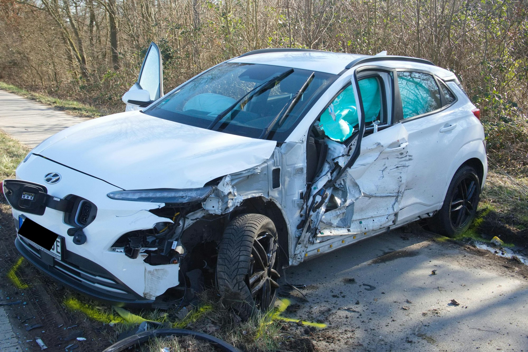 Das Bild zeigt einen beschädigten Kleinwagen.