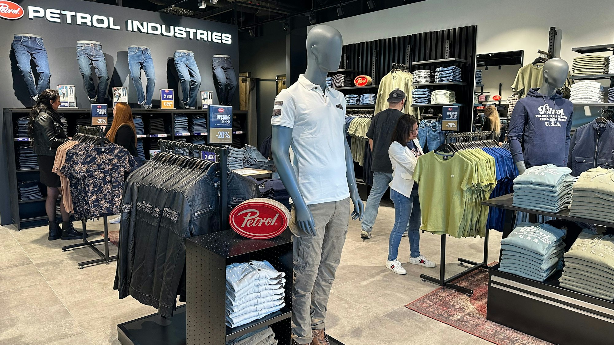 Blick in ein Ladengeschäft füt Bekleidung.