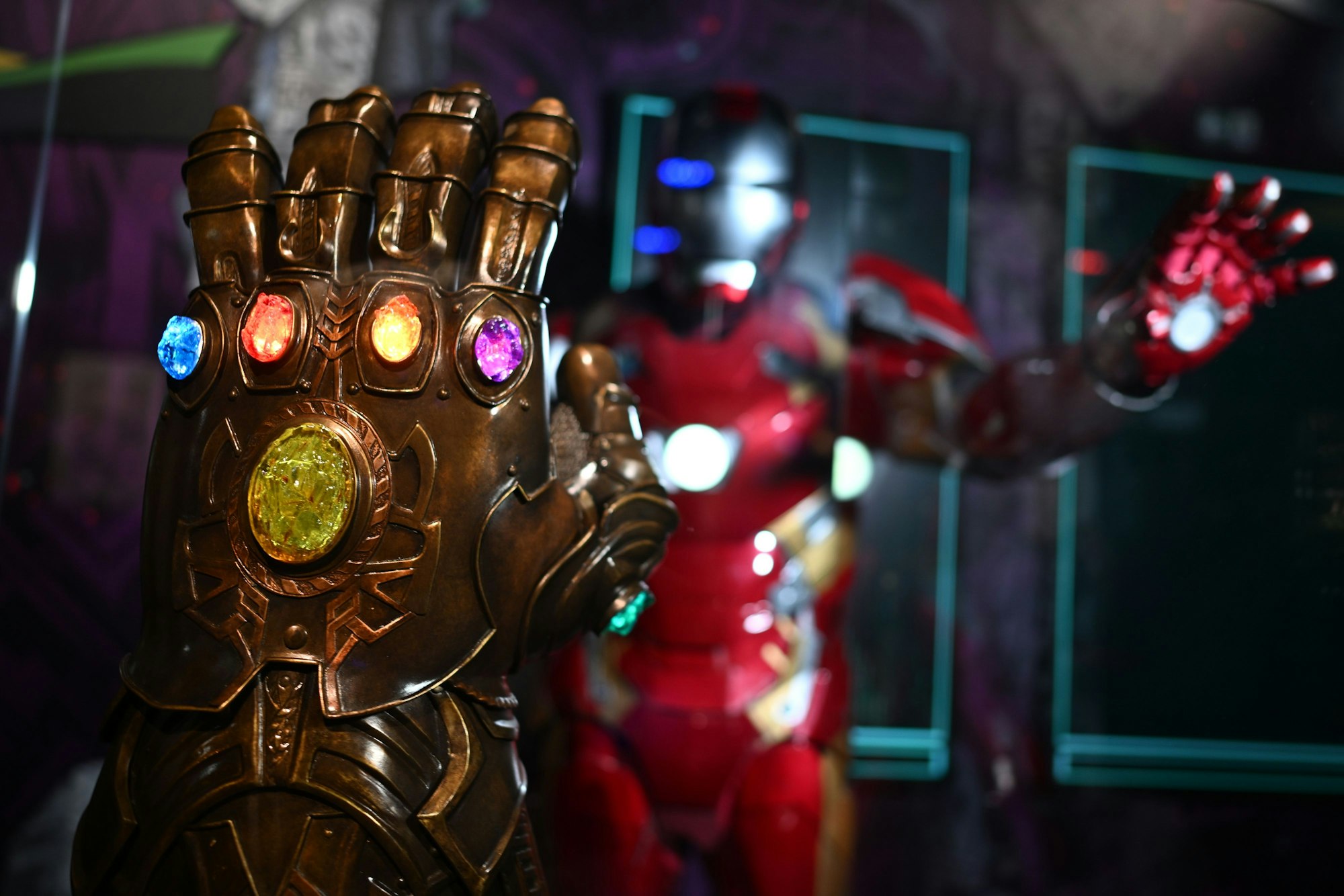 Der Handschuh von Thanos steht in der Ausstellung. Die Marvel-Ausstellung führt vom 07.03. bis zum 22.06.2025 durch 85 Jahre Marvel-Geschichte und präsentiert mehr als 200 Exponate.