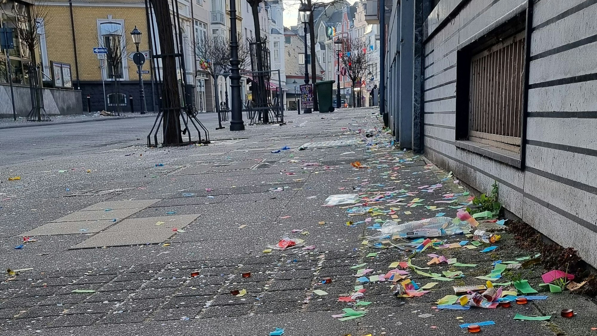 Viel Konfetti und Papierschnipsel auf einem Fußweg in der Bad Honnfer Innenstadt.