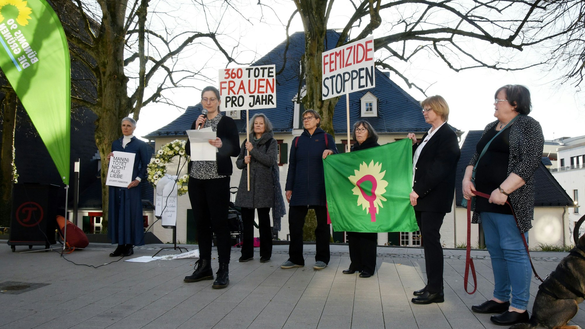 Trauerfeier der Gruenen zum Femizid in der Fußgaengerzone in Gummersbach