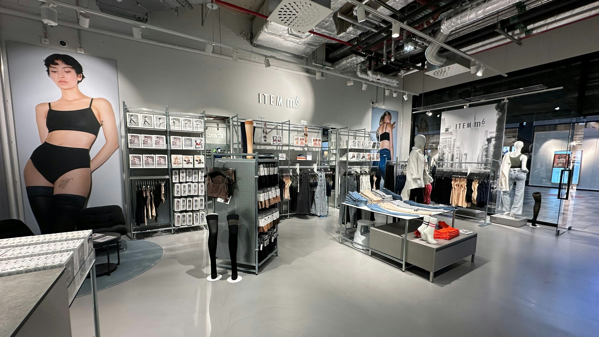 Blick in ein Ladengeschäft für Strümpfe und Wäsche.