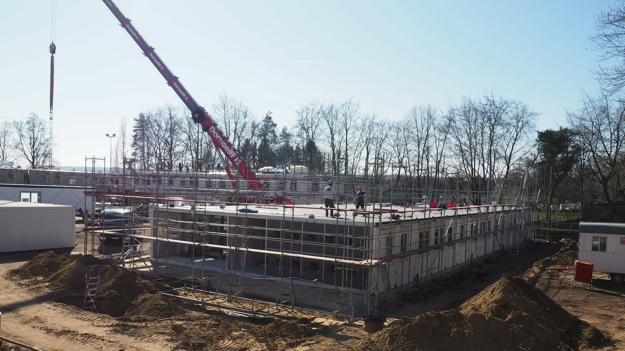 Eine Baustelle, ein Gebäude mit Gerüst.