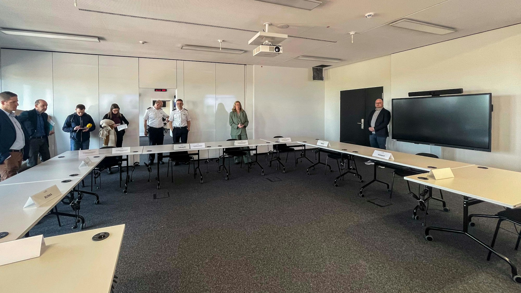 Die Besuchergruppe steht im Raum des Krisenstabs im Anbau des Kreishauses in Euskirchen.