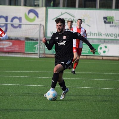 Ardit Mimini läuft mit dem Ball am Fuß über das Feld.