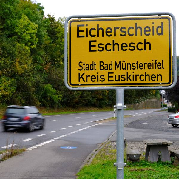 Ein Bild vom Ortsschild in Eicherscheid, auf dem auch der Dorfname in Mundart steht.