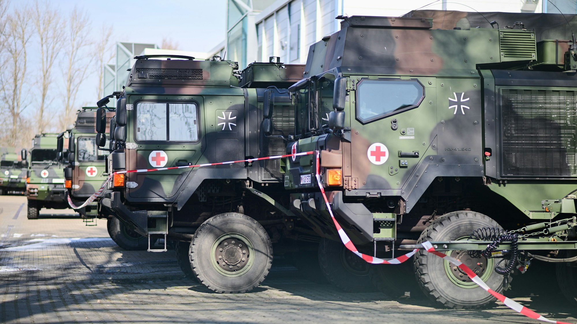 07.03.2025, Berlin: Bundeswehrfahrzeuge, von denen einige bei einem Brand in der Nacht beschädigt wurden, sind mit Absperrband markiert. Die Polizei geht von einer politisch motivierten Brandstiftung aus. Foto: Sebastian Gollnow/dpa +++ dpa-Bildfunk +++