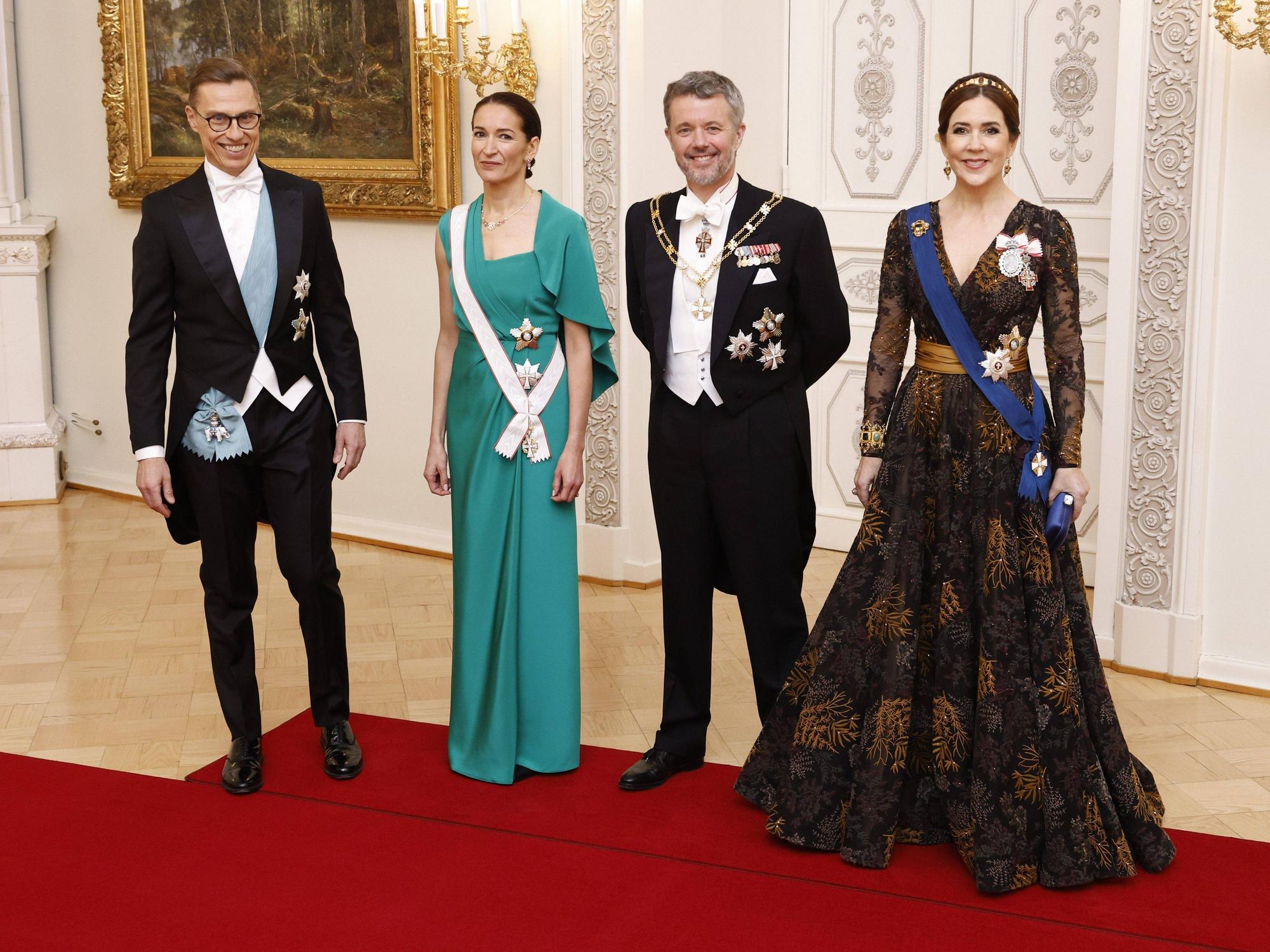 Das finnische Präsidentenpaar (l) und das dänische Königspaar vor dem Galadinner.