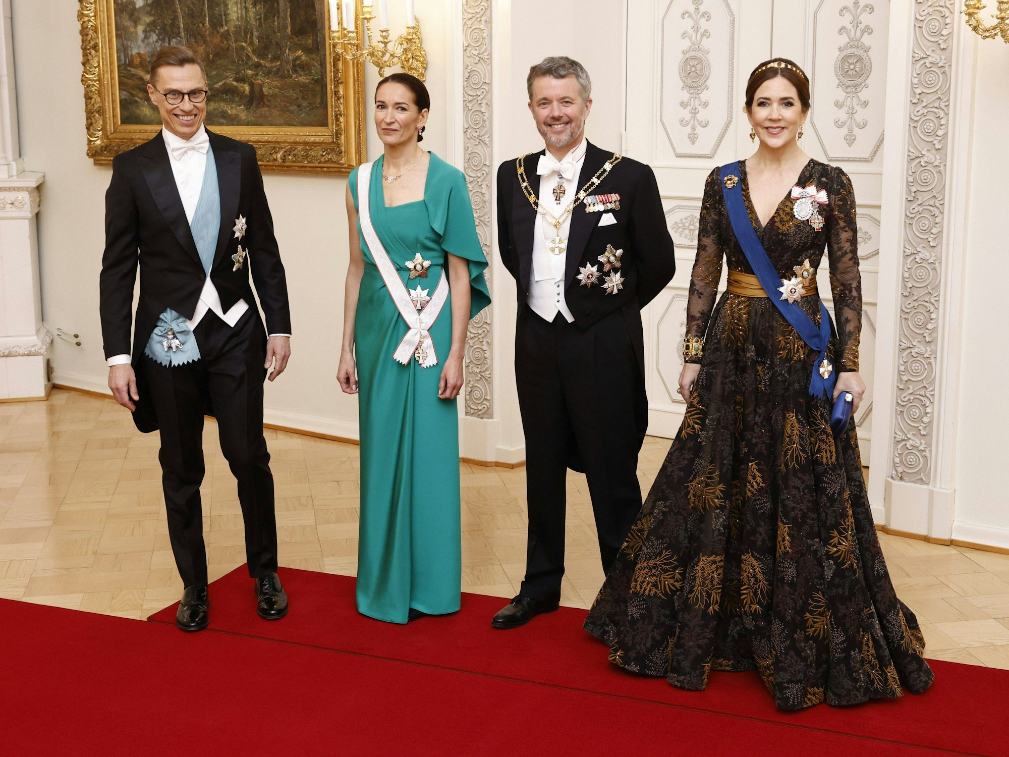 Das finnische Präsidentenpaar (l) und das dänische Königspaar vor dem Galadinner.
