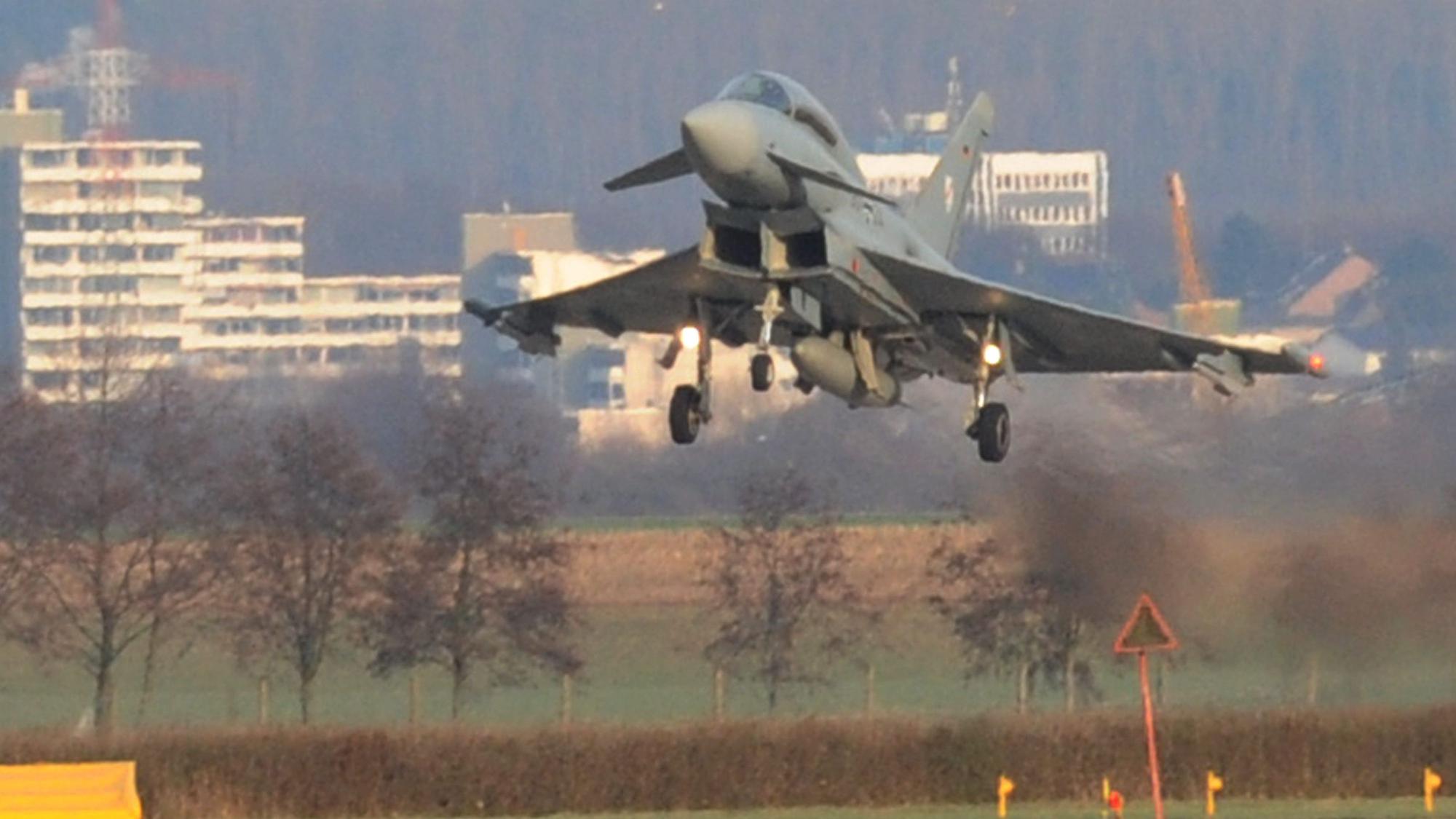 Das Bild zeigt einen Eurofighter in Nörvenich auf dem Gelände des Fliegerhorstes.
