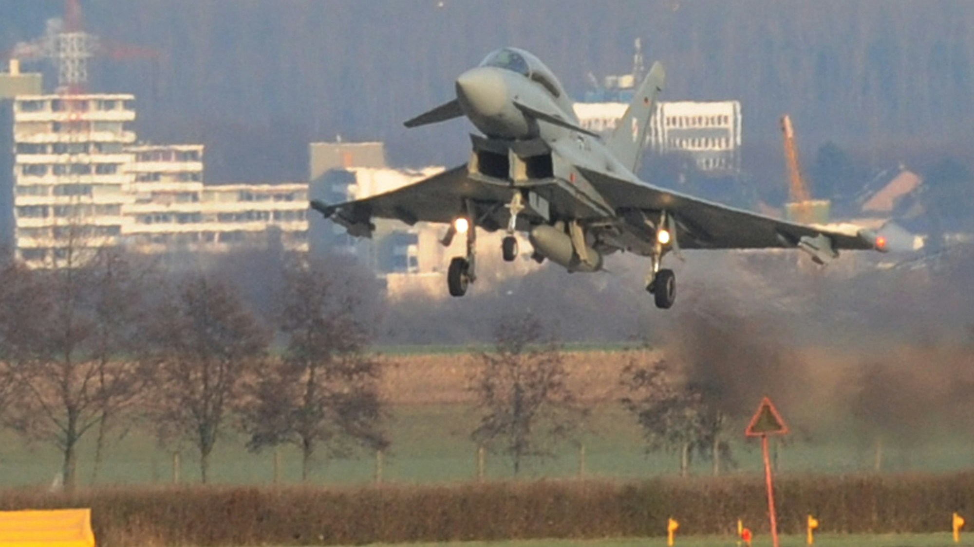 Das Bild zeigt einen Eurofighter in Nörvenich auf dem Gelände des Fliegerhorstes.