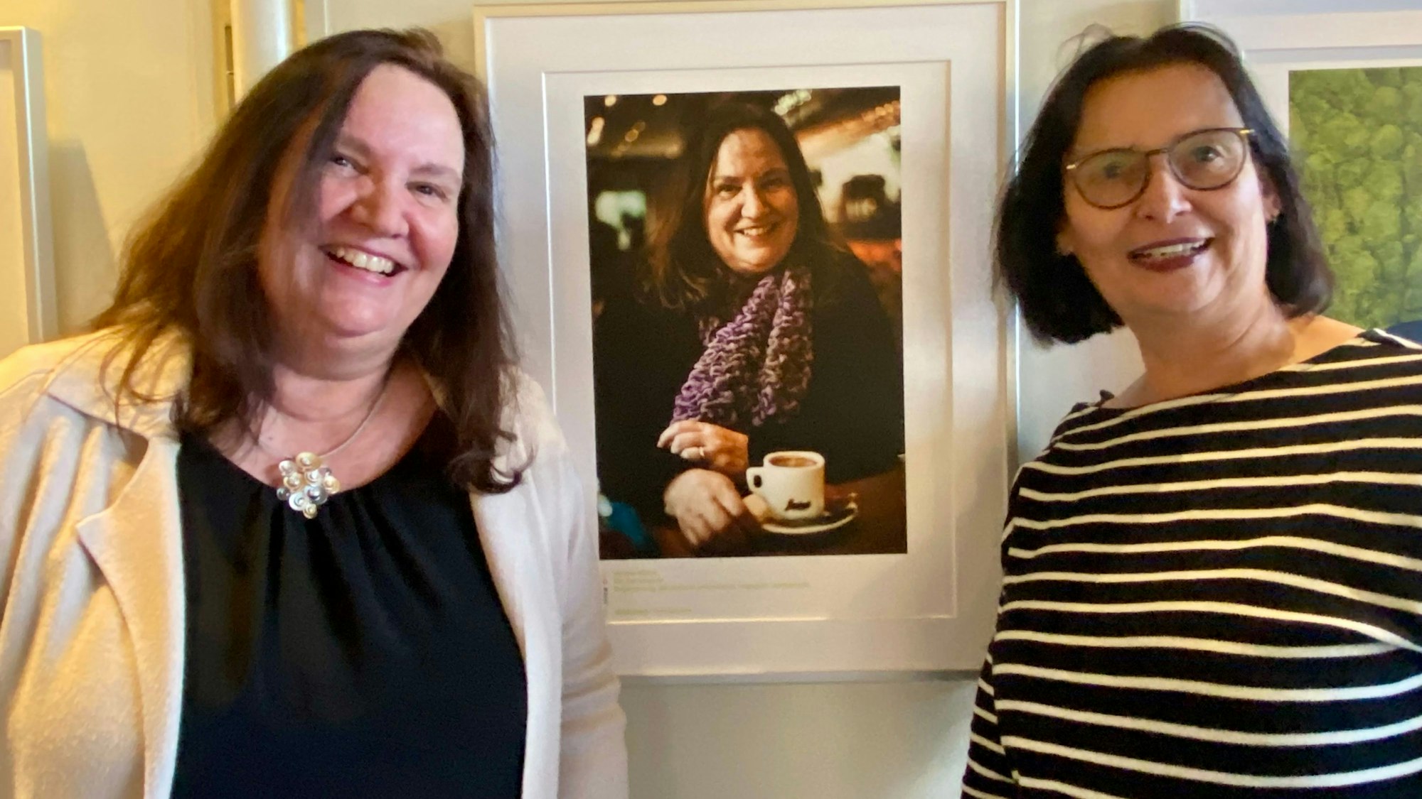 Zu sehen sind die Hobbyfotografin Vera Lüssem und die Pfarrerin Verena Miehe.