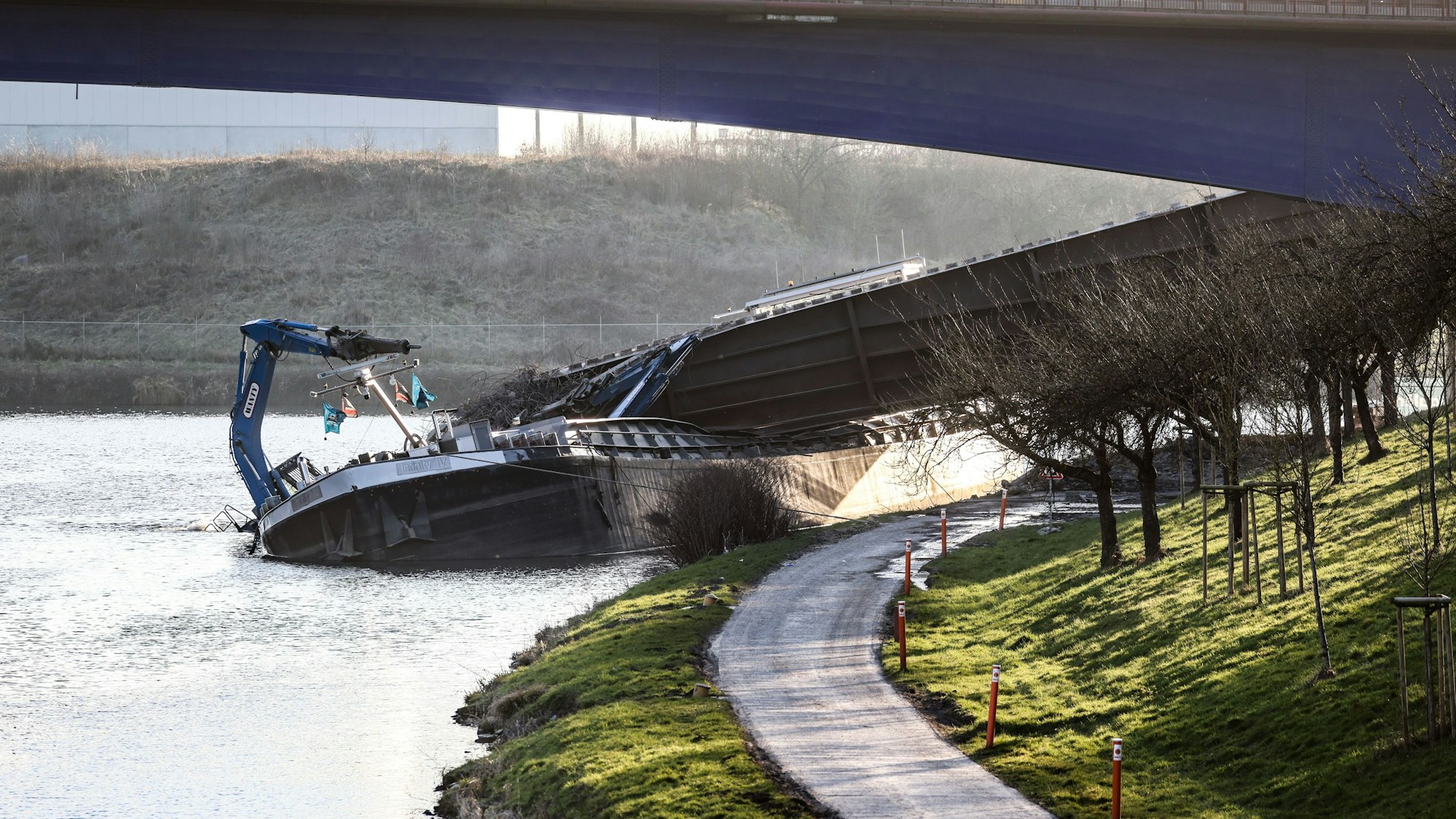 06.03.2025, Belgien, La Louvière: Eine im Bau befindliche Brücke der Autobahn E42 ist über dem Canal du Centre ist teilweise eingestürzt. Vier Menschen wurden verletzt und mehrere Kräne wurden bei dem Einsturz weggeschwemmt. Foto: Bruno Fahy/Belga/dpa +++ dpa-Bildfunk +++