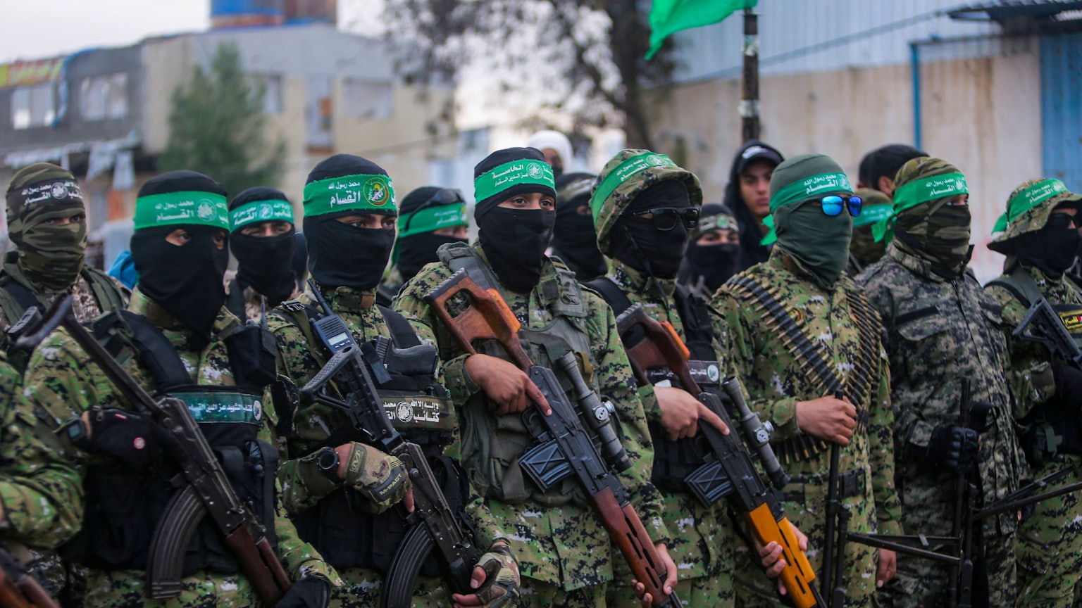 Vermummte und bewaffnete Mitglieder der Terrororganisation Hamas